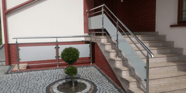 Prawidłowy montaż poręczy schodowej ze stali nierdzewnej