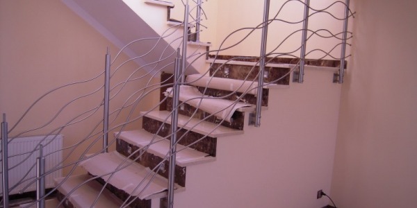 Balustrada ażurowa jako niezwykły sposób na aranżację schodów