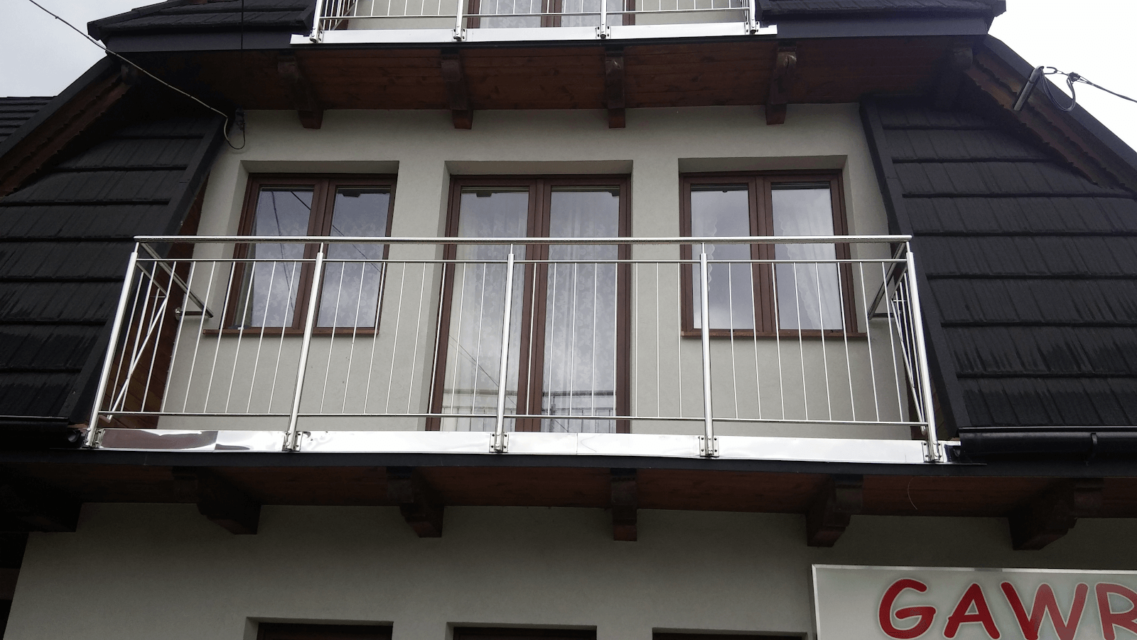 Balkon z balustradą klasyczną czy szklaną? Porównujemy konstrukcje